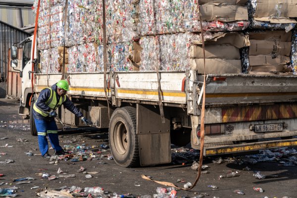 你扔掉的废塑料，正偷偷瓦解你的肠说念“防地”
